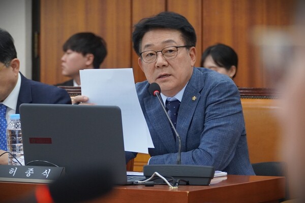 ▲국정감사에서 질의하고 있는 허종식 국회의원.