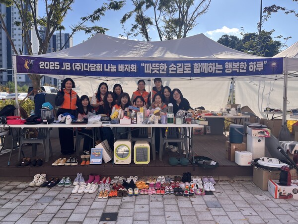 ▲다담회가 1일 천안시청소년복합커뮤니티센터에서 바자회를 열었다.