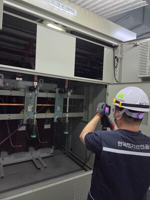 ▲ 전기안전공사 관계자가 APEC 행사 기간 숙소로 이용될 시설 수전실의 열화상을 측정하는 모습.