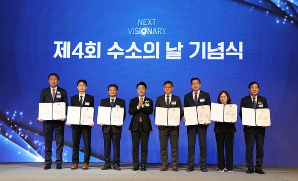 ▲ 서규석 충남테크노파크 원장(우)이 제4회 수소의 날 기념식에서 기후에너지환경부 장관상을 수상한 후 이호연 차관 및 수상자들과 기념 촬영을 하고 있다.
