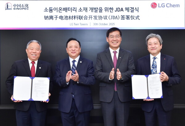 ▲ 신학철 LG화학 부회장(왼쪽 세번째)와 허우 치쥔 시노펙 회장(왼쪽 두번째)을 비롯 양사 관계자들이 소듐이온전지(SIB) 핵심 소재 개발 위한 공동개발 협약을 체결하고 기념촬영을 하고 있다.