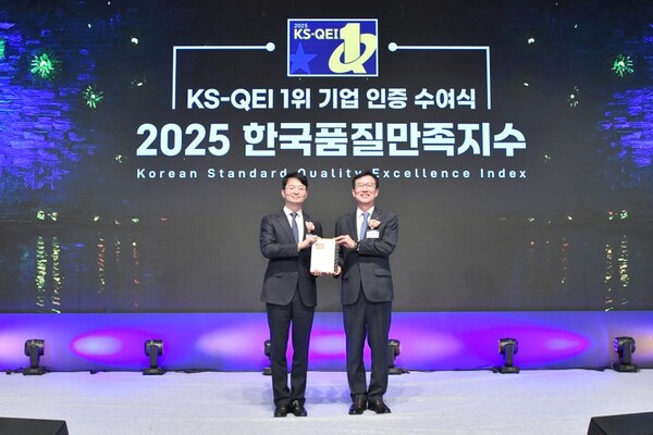▲ 조도현 GS칼텍스 상무(좌)가 한국품질만족지수 1위 기업 인증식 후 문동민 회장과 기념패를 들고 기념 촬영을 하고 있다.