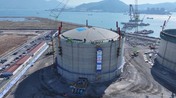 ▲  여수 ‘동북아 LNG 허브 터미널’ LNG 저장탱크에 지붕이 설치된 모습.