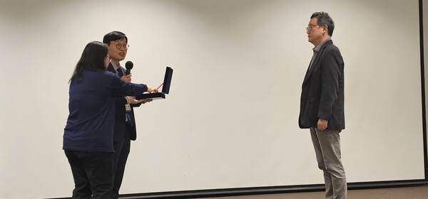 ▲ 이승재 한국에너지기술평가원 원장에게 공로상이 수여되고 있다.