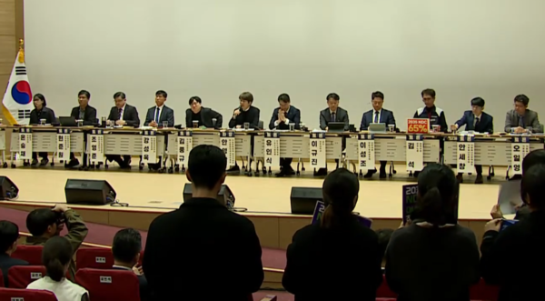 ▲산업계, 노동계, 시민·환경단체가 참여한 토론이 진행되는 모습.