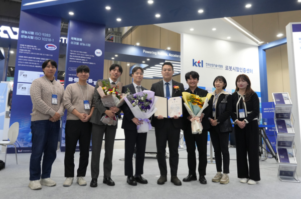 ▲ 2025 로보월드 KTL 홍보부스 앞에서 로봇시험인증센터 직원들이 이동혁 로봇시험센터장(우 4번째)의 산업통상부장관 표창 수상을 기념해 사진을 찍고 있다.