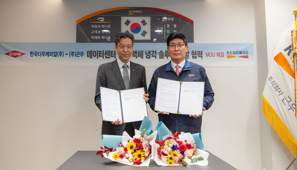 ▲ 데이터센터 직접 액체 냉각 솔루션 개발 협력 업무협약을 체결한 후 이창현 한국다우 사장(좌)이 김재진 ㈜근우 대표이사와 기념 촬영을 하고 있다.