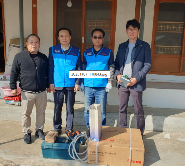 ▲ 가스안전공사 경북북부지사가 의성군 가족센터와 관내 거주 외국인 가정 2세대에 무상으로 가스레인지 설치에 앞서 기념 촬영을 하고 있다.