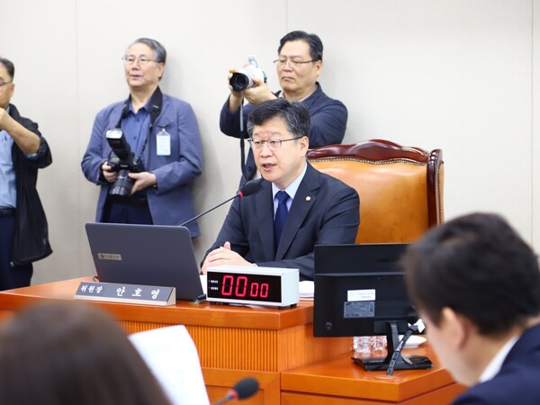 ▲안호영 기후에너지환경노동위원장이 국정감사에서 발언하는 모습.