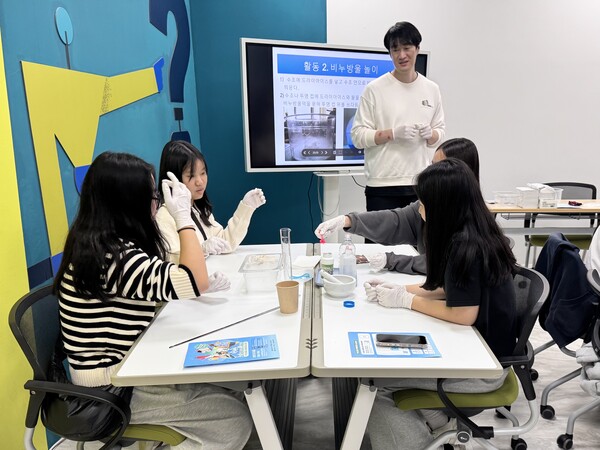 ▲‘제2회 수소의 날’ 기념 ‘수소 Science Class × 탄소중립 시험인증 페스티벌’에 참가해 체험하고 있는 학생들의 모습.
