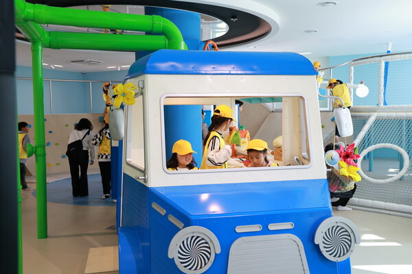 ▲ ‘수소 꿈틀놀이터’에서 학생들이 수소에너지 관련 프로그램에 참여하고 있다.