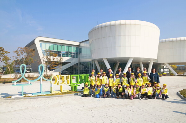 ▲ 수소안전뮤지엄을 견학한 학생들이 단체 기념촬영을 하고 있다. 