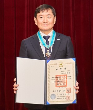 ▲ 이영기 남동발전 부사장이 수상 후 포즈를 취하고 있다.