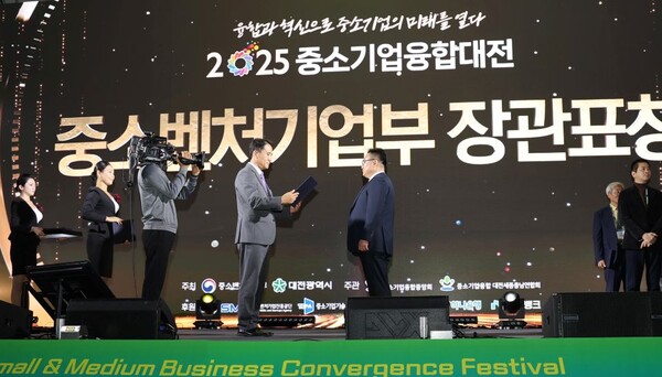 ▲ 충남TP의 지원을 통해 디스플레이·반도체·PCB 핵심 장비를 국산화한 씨에프테크놀로지㈜가 중소벤처기업부 장관 표창과 충남도지사 표창을 수상했다.