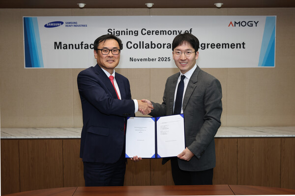 ▲ 김경희 삼성중공업 부사장(좌)과 우성훈 아모지 대표가 전략적 협력 계약 기념 촬영을 하고 있다.