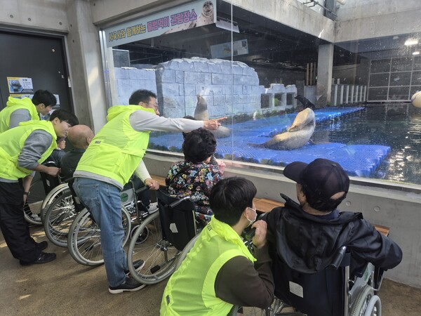 ▲ 경남에너지가 경남장애인종합복지관과 시각장애인 30여명을 초청해 문화체험 행사를 열었다.