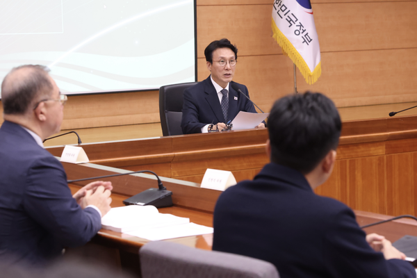 ▲ 김민석 국무총리가 10일 세종대로 정부서울청사에서 열린 2050 탄소중립녹색성장위원회 제5차 전체회의를 주재하고 있다.