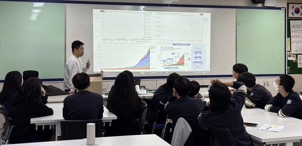 ▲지역 중학생들을 대상으로 특강이 진행되고 있다.