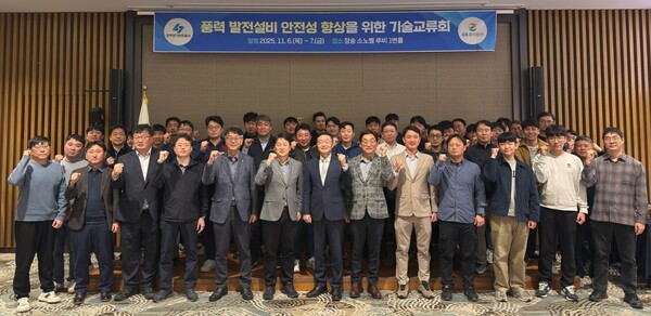 ▲워크숍 참석자들이 단체 기념촬영을 하고 있다.