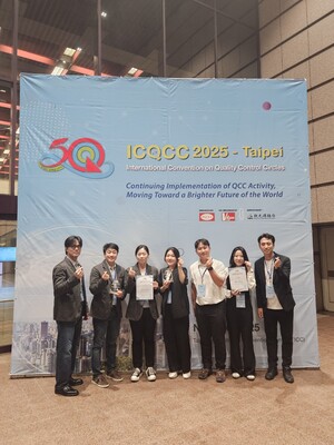 ▲ 중부발전 보령발전본부(에너지맨 분임조), 서울발전본부(회전자 분임조)가 Gold Award 수상 후 기념촬영을 하고 있다.