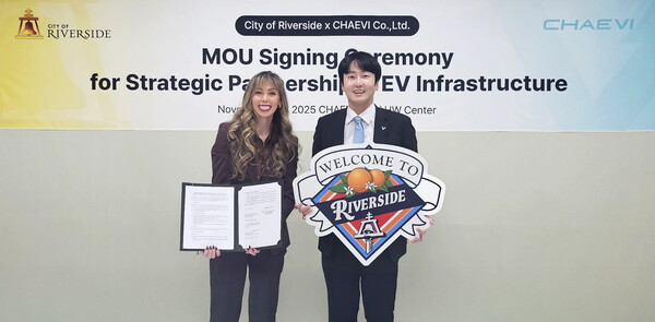 ▲ 최영훈 채비 대표(오른쪽)와 미국 캘리포니아주 리버사이드시 Miranda Evans 경제개발국 국장이 채비 본사에서 진행된 ‘채비-美 캘리포니아주 리버사이드시 MOU 체결식’에서 기념촬영을 하고 있다.