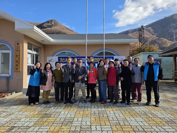 ▲안전마을 협약식을 진행한 후 단체 기념촬영을 하고 있다.