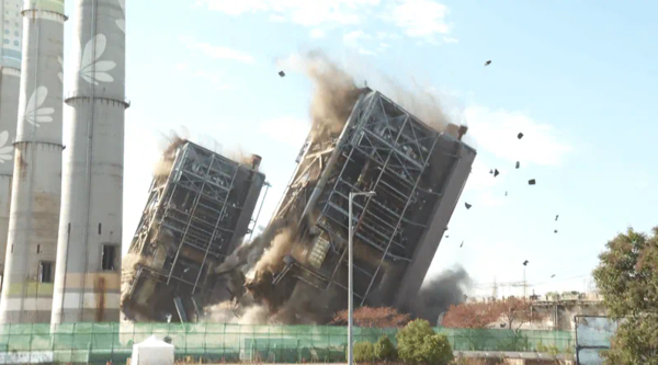 ▲울산화력 보일러타워 4,6호기 발파 해체 모습.