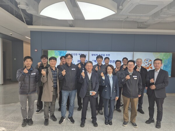 ▲ 김은정 가스안전공사 인천본부장(앞줄 우 3번째)을 비롯해 SK인천석유화학, 아이지이, CJ대한통운 등 액화수소 안전관리 협의체 구성원들이 회의에 앞서 기념 촬영을 하고 있다.