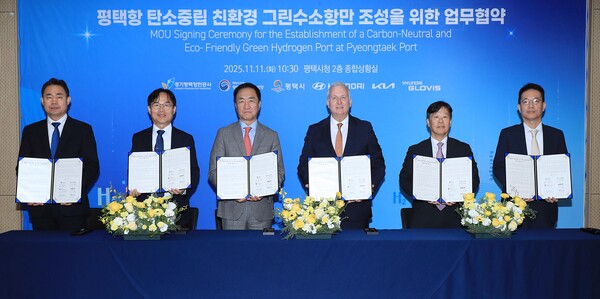 ▲ 정장선 평택시장(좌 3번째)이 김금규 경기평택항만공사 사장 직무대행, 도경식 평택지방해양수산청장, 켄 라미레즈 현대차 부사장, 김정석 현대글로비스 상무, 이덕현 기아 상무 등 참석자들이 업무협약 후 기념 촬영을 하고 있다. 