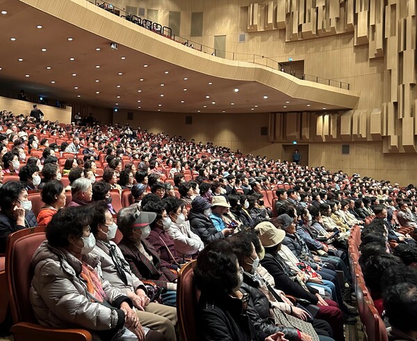 ▲ 1000여명의 시민들이 K-하모니오케스트라 정기연주회에서 연주회를 감상하고 있다.