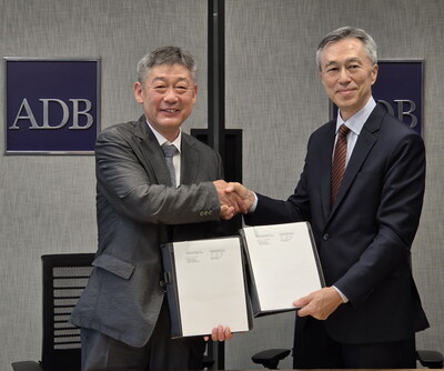 ▲ 박병춘 에너지공단 부이사장(왼쪽)과 Hideaki Iwasaki 아시아개발은행 에너지 및 수송 부문 국장이 기념촬영을 하고 있다.