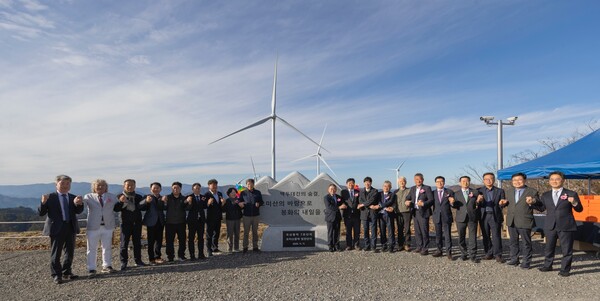 ▲주요 참석자들이 기념석 제막 후, 함께 기념촬영을 하고 있다.