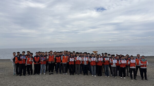 ▲경동도시가스는 12일 울산 북구 강동 몽돌해변 일대에서 임직원 100여명이 참여한 ‘플로깅(해안가 환경정화) 활동’을 펼쳤다.