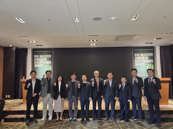 ▲세미나에 참석한 전문가들이 기념촬영을 하고 있다.