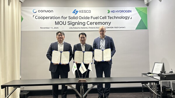 ▲11일(현지시간) 핀란드 헬싱키에서 김성주 전기안전공사 기술이사(가운데)가 HD하이드로젠, 컨비온 관계자와 고체산화물 연료전지(SOFC) 관련 업무협약을 체결하고 있다.