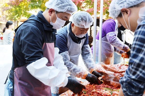 ▲노용호 대한전기협회 상근부회장과 협회 임직원들이 김장을 하고 있다.