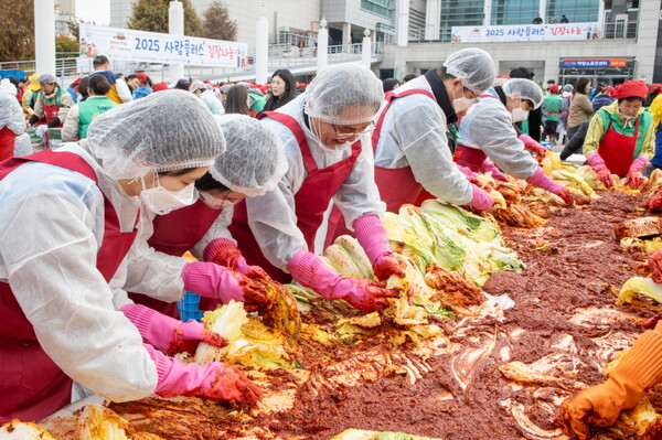 ▲가스공사가 ‘사랑의 김장 나눔’ 행사를 진행하고 있다.