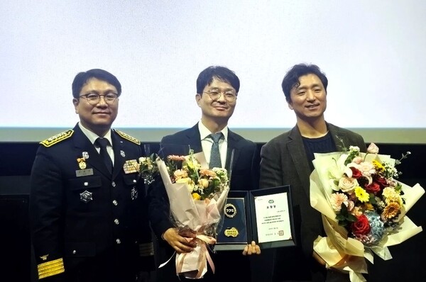 ▲ 조도현 GS칼텍스 Mobility & Marketing 기획부문 상무(가운데)가 제63주년 ‘소방의 날’ 경기도지사 표창을 수상한 후 김중양 용인서부소방서장(좌), 전지훈 Network Value-up팀장(우)이 기념 촬영을 하고 있다.