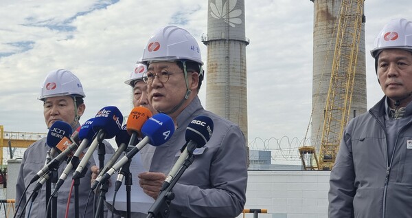 ▲권명호 동서발전 사장이 13일 울산화력 붕괴사고 현장에서 입장문을 발표하고 있다.