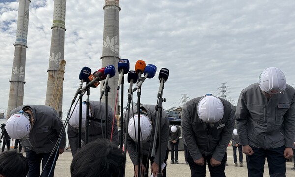 ▲동서발전 경영진들이 입장문 발표 후 고개 숙여 사과하는 모습.