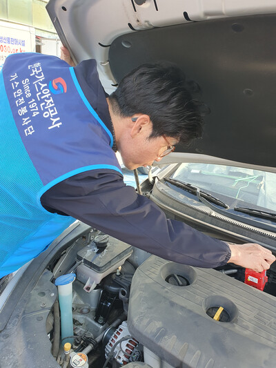 ▲ 가스안전공사 경북북부지사가 현대차와 장애인시설에서 운영하거나 방문하는 LPG차량에 대한 무상 안전점검을 실시하고 있는 모습.