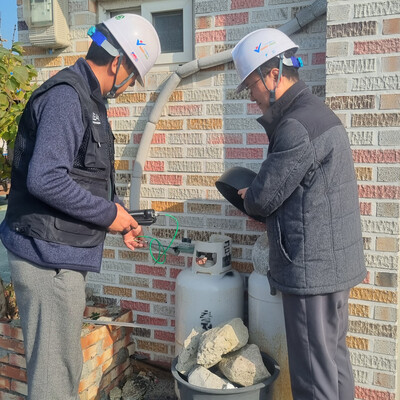 ▲ 임찬기 가스안전공사 상임감사가 13일 전남 신안군 신의면을 방문해 공사 중인 LPG배관망사업 현장을 점검하고, 도서지역 가스안전보안관을 격려했다.