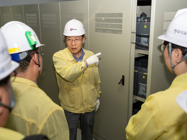 ▲ 신용화 석유공사 경영지원본부장(가운데)이 13일 울산 본사에서 ICT 안정운영체계 강화를 위한 현장점검을 하는 모습.