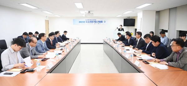 ▲ '수소전문기업 간담회'를 통해 수소전문기업 지원 방안 등을 논의하고 있다. 