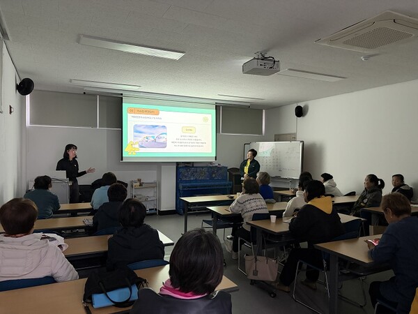 ▲가스안전공사 충북본부는 13일 청주시 외국인주민 지원센터 이용객 대상으로 가스안전교육을 실시했다.