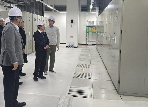 ▲남화영 전기안전공사 사장이 상암데이터센터 내부를 둘러보고 있다.