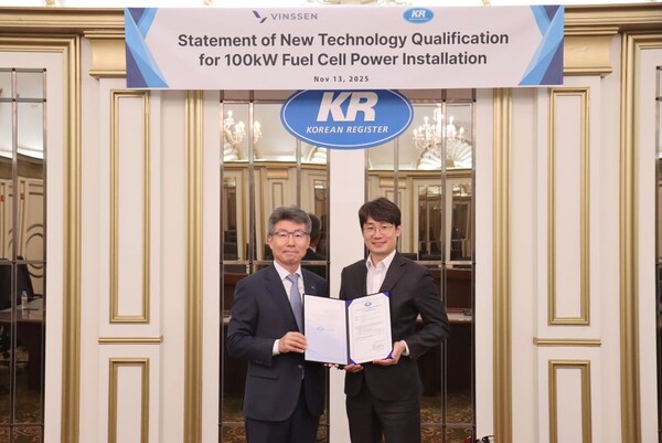 ▲ 이칠환 빈센 대표(우)가 13일 부산 KR 본부에서 인증서를 받은 후 김연태 KR 본부장과 기념 촬영을 하고 있다.