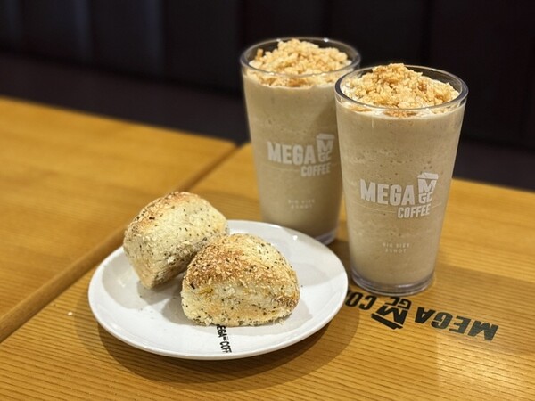 ▲ 메가MGC커피, ‘누룽누룽 바삭 프라페’, ‘매콤 비빔 주먹빵’/ 사진 제공=메가MGC커피