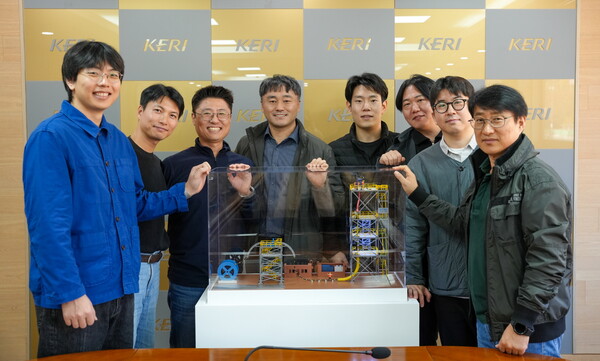 ▲최진욱 박사(왼쪽 4번째)를 비롯한 KERI 전력케이블연구센터 연구진.