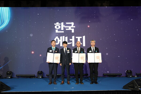 ▲백우기 한전 본부장(왼쪽부터)과 안세창 기후부 기후에너지정책실장, 김석우 에기연 전문연구위원, 남차식 부산도시공사 처장이 기념촬영을 하고 있다.